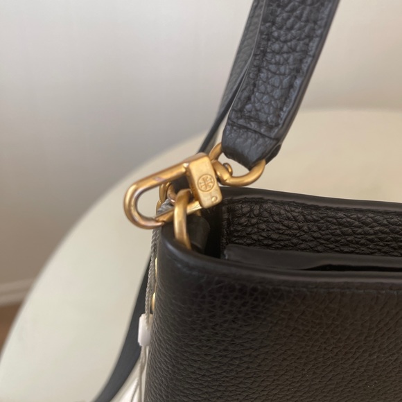 Tory Burch (73507) Britten Large Pebble Leather Crossbody Clutch Handbag Purse - Picture 7 of 10